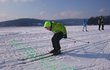 Běžkařské stopy na hladině lipenského jezera vyzkoušelo ve středu 150 školáků z Lipenska. Závodili na trase dlouhé až dva kilometry.