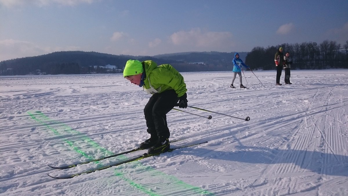 Běžkařské stopy na hladině lipenského jezera vyzkoušelo ve středu 150 školáků z Lipenska. Závodili na trase dlouhé až dva kilometry.