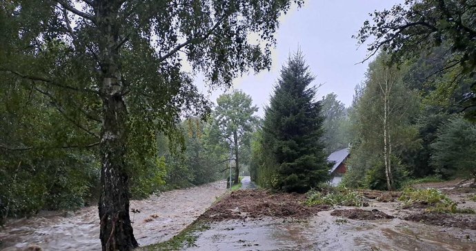 Lipová-lázně na Jesenicku: Do rozvodněné Staříče spadlo auto se třemi lidmi (14. 9. 2024).