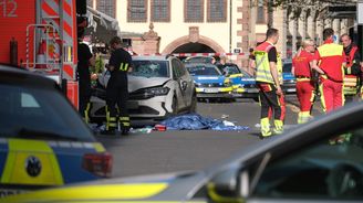 Řidič najel v Lipsku do davu lidí. Dva chodci zemřeli, desítky dalších utrpěly zranění Řidič najel v Lipsku do davu lidí. Dva chodci zemřeli, desítky dalších utrpěly zranění