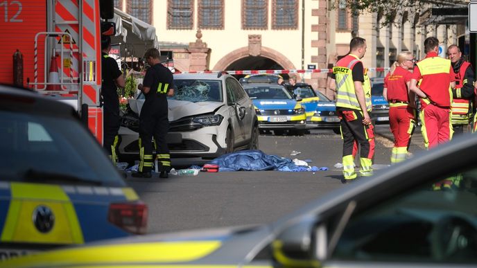 V Lipsku najelo auto do davu lidí, dva lidé zemřeli a dva utrpěli zranění V Lipsku najelo auto do davu lidí, dva lidé zemřeli a dva utrpěli zranění