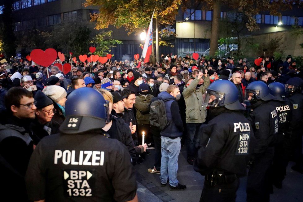 Demonstrace odpůrců opatření proti koronaviru a jejich oponentů v německém Lipsku (21. 11. 2020)