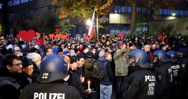 Velkorysá podpora nestačí: Němci protestují proti lockdownu, lídr se na demonstraci nakazil