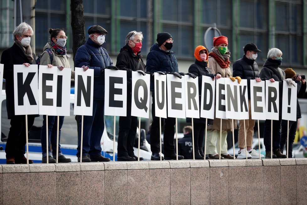 Demonstrace odpůrců opatření proti koronaviru a jejich oponentů v německém Lipsku (21. 11. 2020)