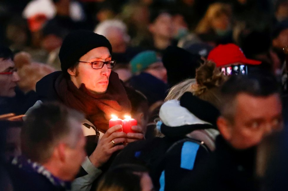 Demonstrace odpůrců opatření proti koronaviru a jejich oponentů v německém Lipsku (21. 11. 2020)