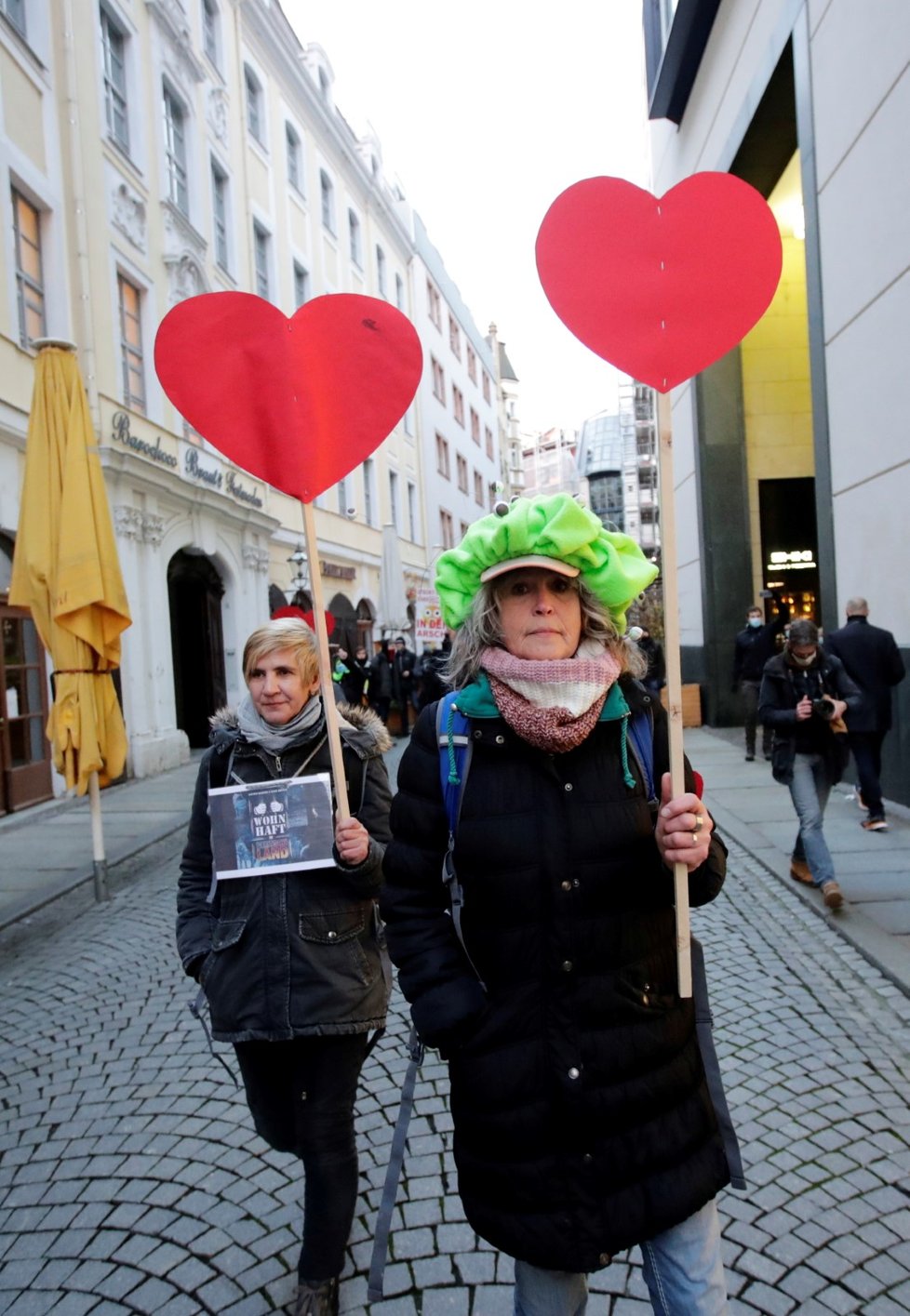 Demonstrace odpůrců opatření proti koronaviru a jejich oponentů v německém Lipsku (21. 11. 2020)