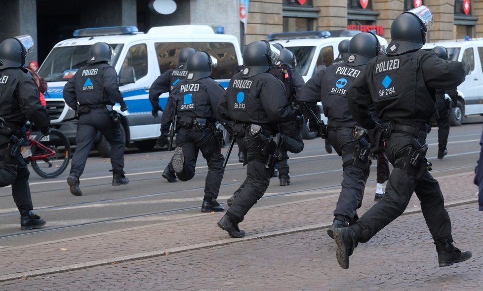 Demonstrace odpůrců opatření proti koronaviru a jejich oponentů v německém Lipsku (21. 11. 2020)