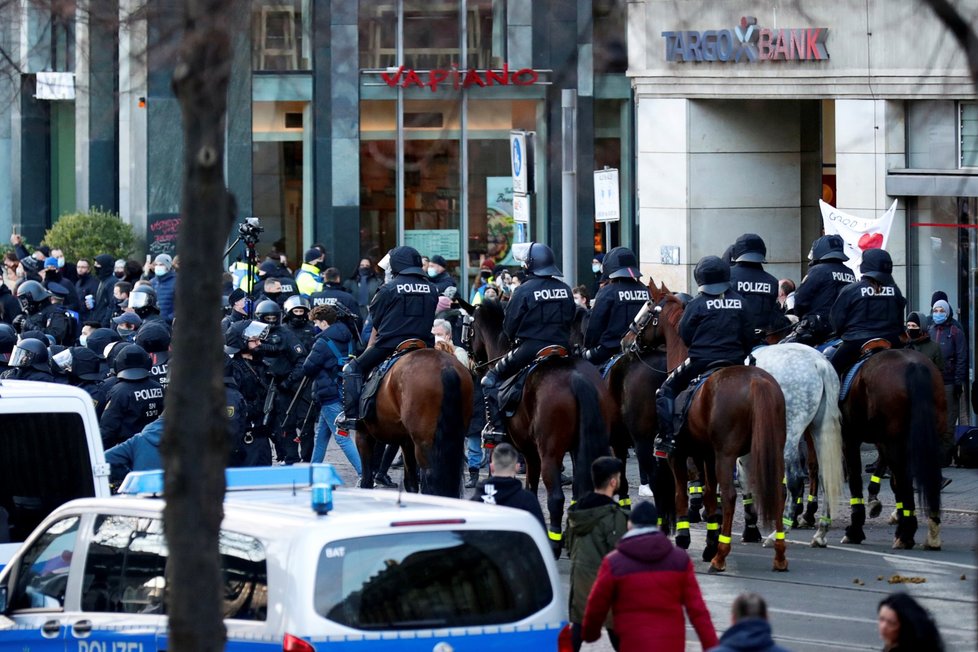 Demonstrace odpůrců opatření proti koronaviru a jejich oponentů v německém Lipsku (21. 11. 2020)