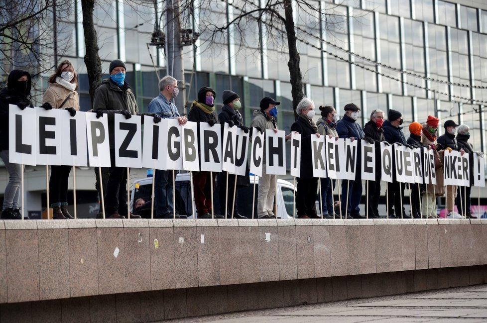 Demonstrace odpůrců opatření proti koronaviru a jejich oponentů v německém Lipsku (21. 11. 2020)