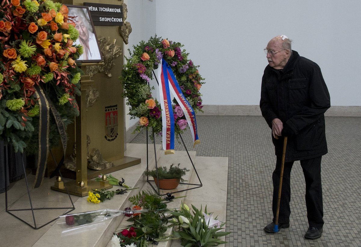 Lubomír Lipská se přišel naposledy poklonit své kamarádce.