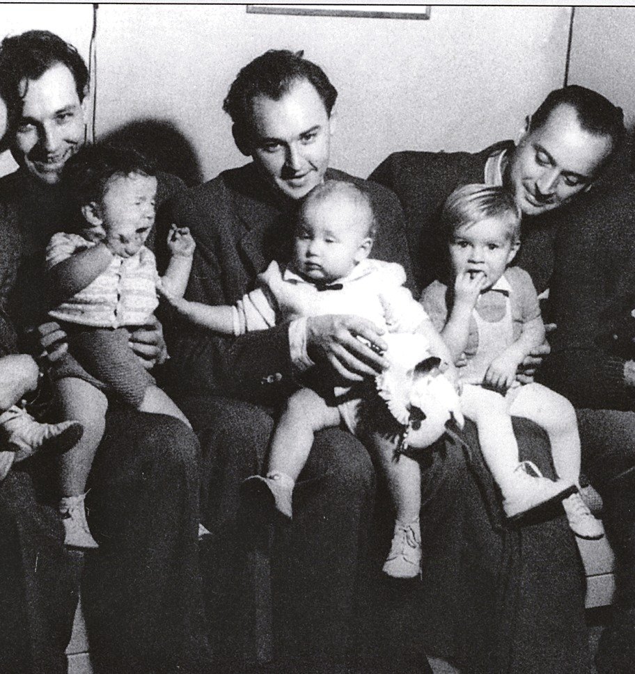 Lubomír Lipský (91), Vladimír Ráž (†77) a Svatopluk Beneš (†89) se spolu nechali v roce 1950 vyfotit jako šťastní otcové.