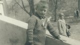 Poznáte oblíbeného herce na víc než 80 let staré fotografii?
