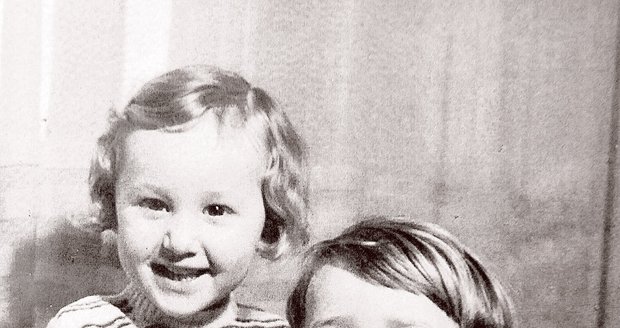 Na černobílé fotce z 50. let je Lipského dcera Taťána a zesnulý syn LubomírLubomír