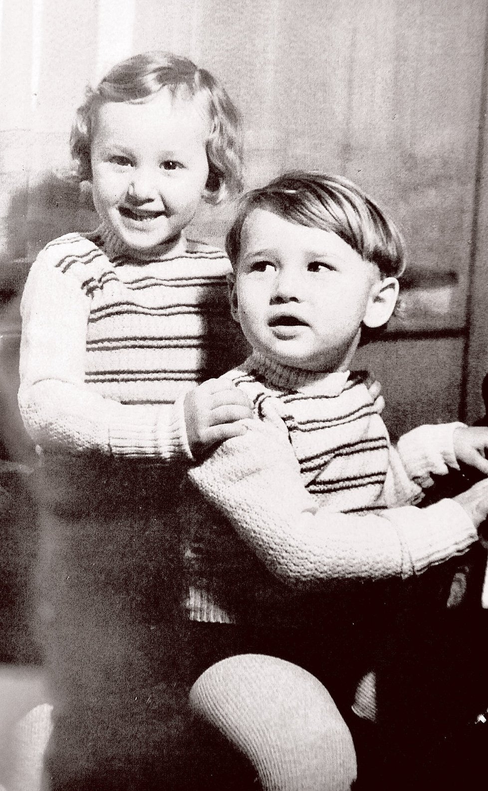 Na černobílé fotce z 50. let je Lipského dcera Taťána a zesnulý syn Lubomír