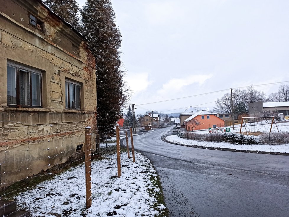 Ruina v obci Liptaň na Bruntálsku, kde prožil Antonín Blažek (†57) dětství ohrožuje lidi. Odlétávají z ní střešní tašky a hrozí zřícením. Muž odpálil v roce 2013 bytovku ve Frenštátu pod Radhoštěm a zabil sebe a dalších šest lidí, z toho tři malé děti.