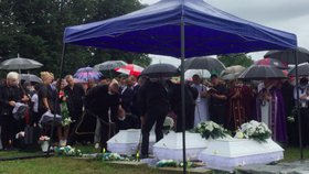 Pohřeb fotbalistů s dodávky smrti: Tři bílé rakvičky pochovali vedle sebe.