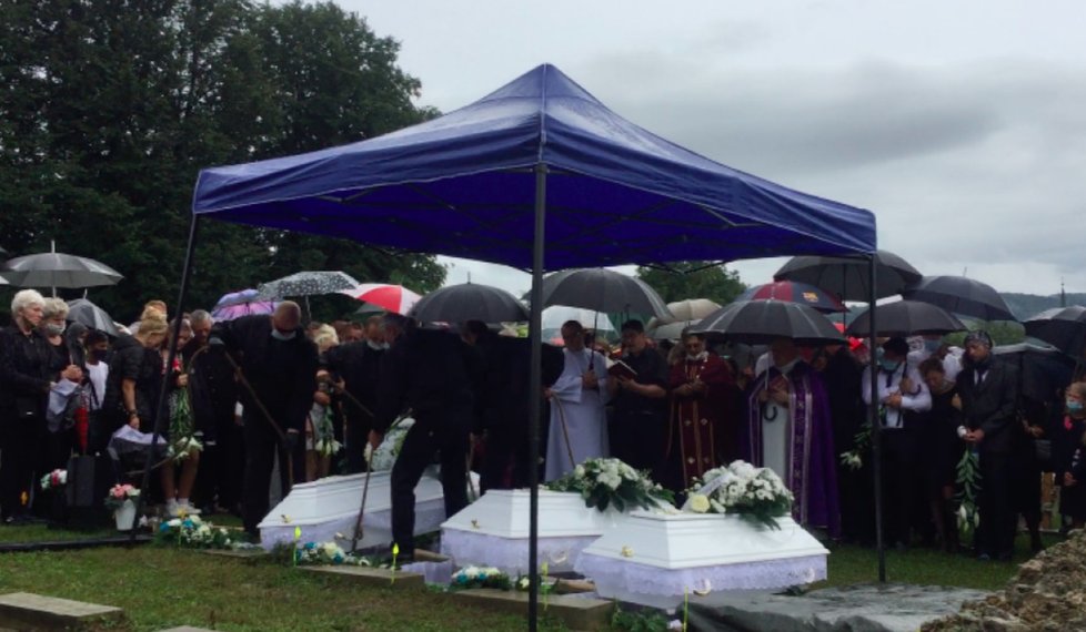 Pohřeb fotbalistů z dodávky smrti: Tři bílé rakvičky pochovali vedle sebe.