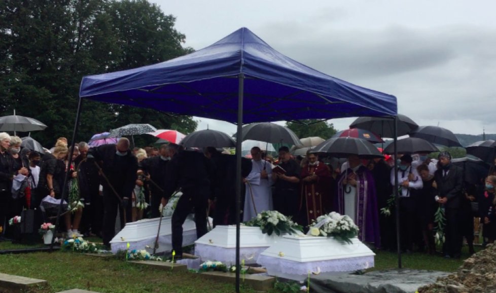 Pohřeb fotbalistů z dodávky smrti: Tři bílé rakvičky pochovali vedle sebe.