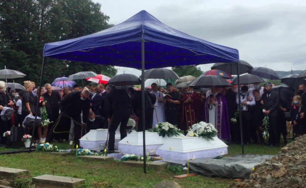 Pohřeb fotbalistů s dodávky smrti: Tři bílé rakvičky pochovali vedle sebe