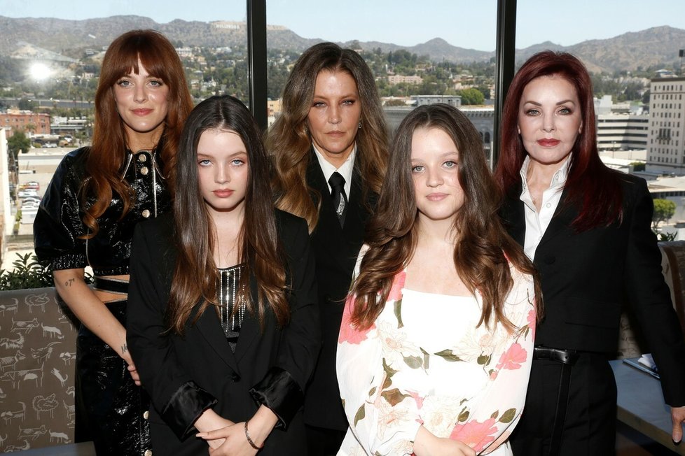 Lisa Marie Presleyová s maminkou a dcerami.