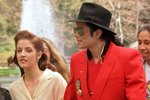 Polovina devadesátých let - křehoučká Lisa Marie Presley s druhým mužem Michaelem Jacksonem. V té době už měla dvě děti z předchozího manželství.