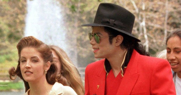 Polovina devadesátých let - křehoučká Lisa Presley s druhým mužem Michaelem Jacksonem. V té době už měla dvě děti z předchozího manželství.