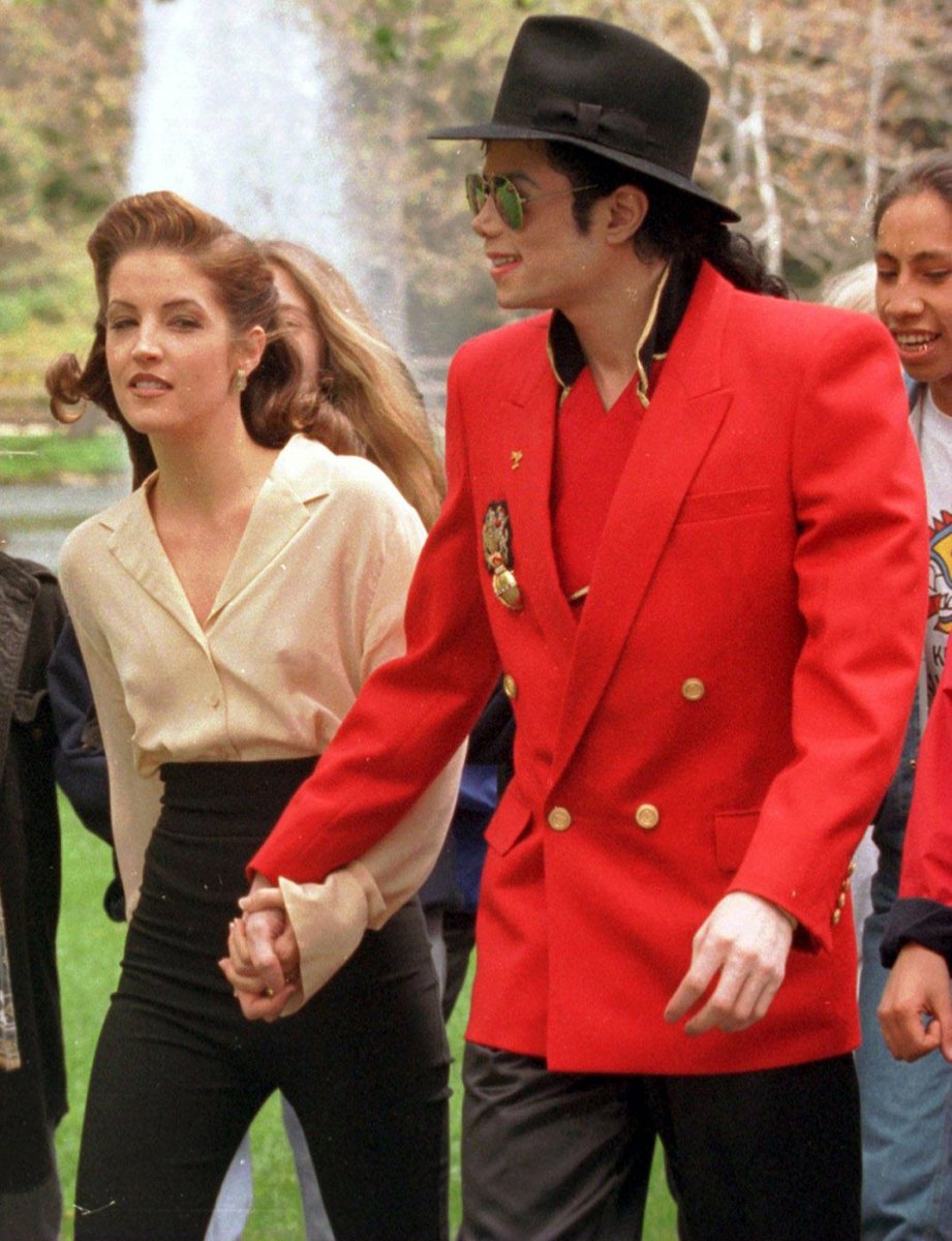 Polovina devadesátých let - křehoučká Lisa Presley s druhým mužem Michaelem Jacksonem.
