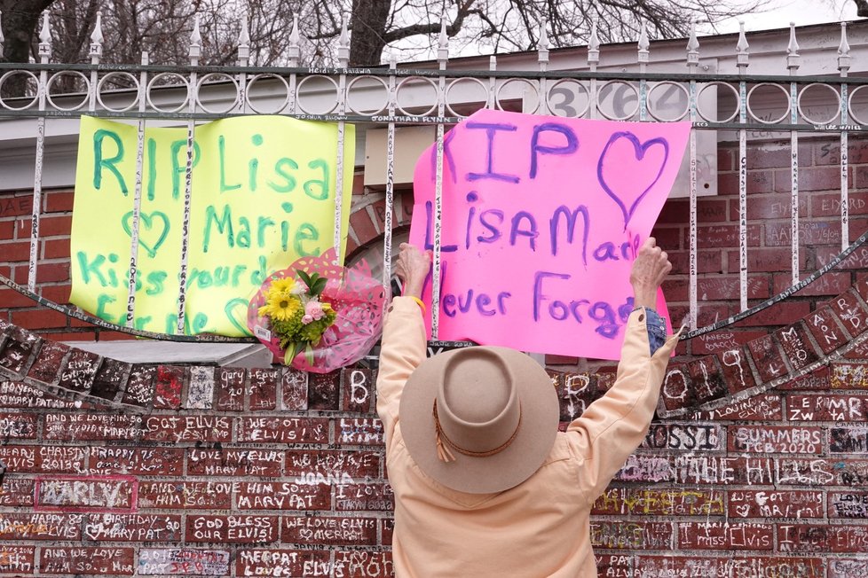 Lidé u Gracelandu v Memphisu vzpomínají na Lisu Marii Presleyovou.