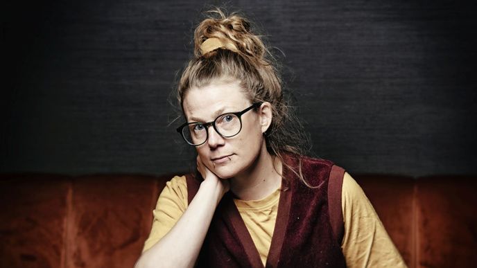 Román Jeřábi táhnou na jih přijela Lisa Ridzénová ze středošvédského Östersundu představit i do Prahy, na květnový literární festival Svět knihy Román Jeřábi táhnou na jih přijela Lisa Ridzénová ze středošvédského Östersundu představit i do Prahy, na květnový literární festival Svět knihy