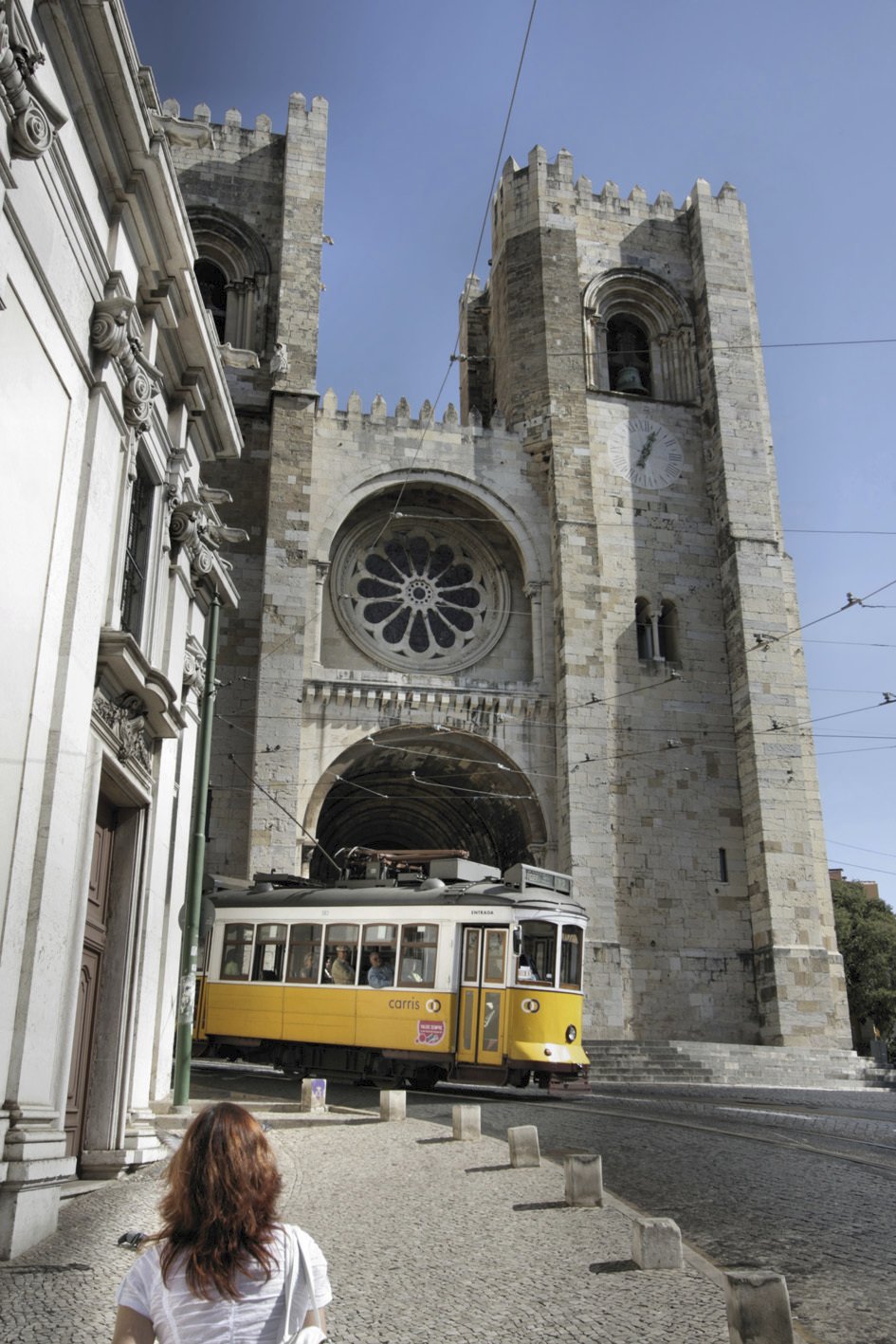 Žluté tramvaje k Lisabonu neodmyslitelně patří. Bez jízdy v nich se zážitek neobejde.