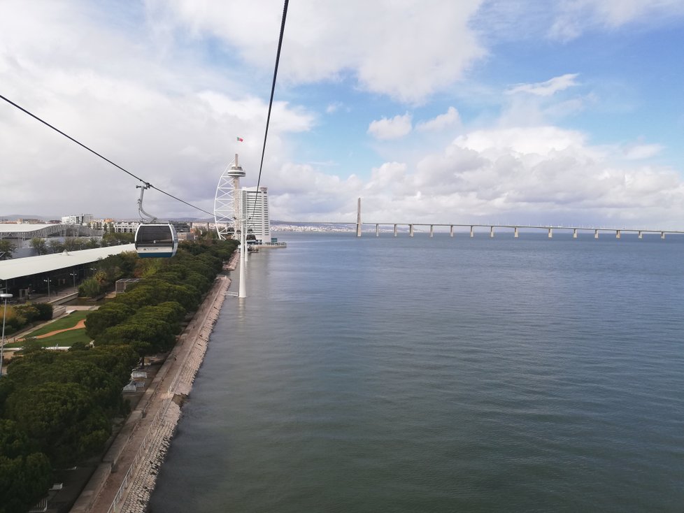 Město můžete sledovat z lanovky, jež vás vynese nad celý areál Expa na dohled od bílého, 17 kilometrů dlouhého mostu Vasca da Gamy nad řekou Tejo.