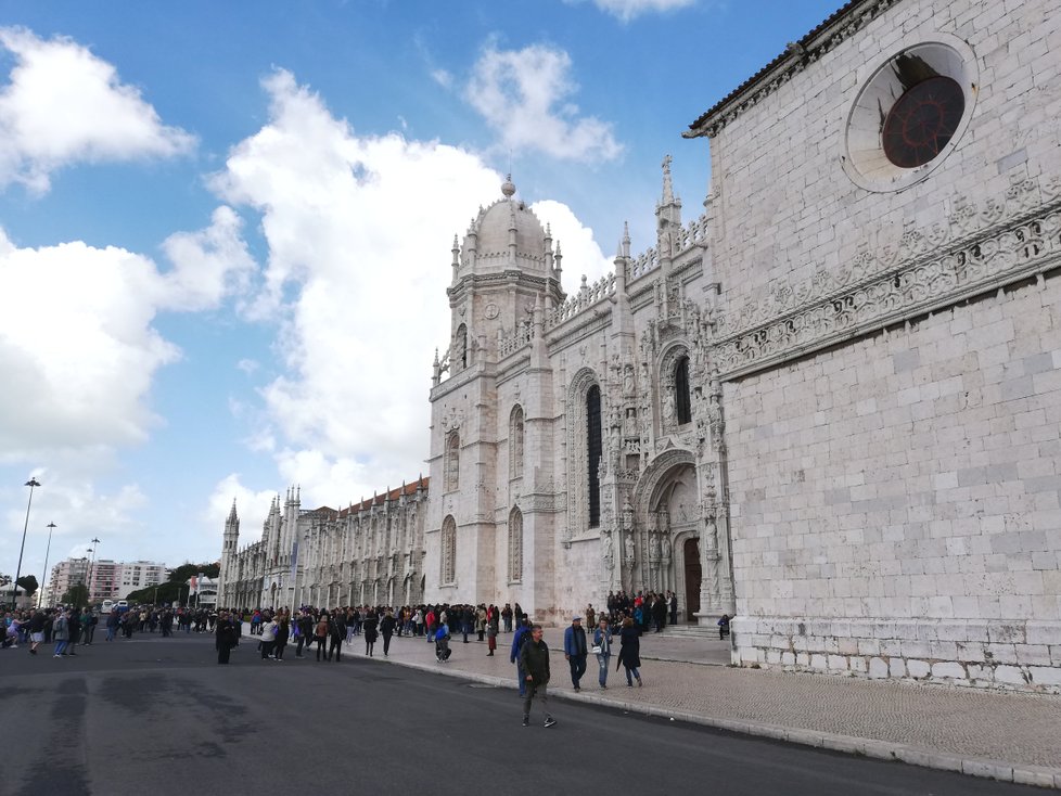 V Jeronýmském klášteře (Mosteiro dos Jerónimos) v Belému uvidíte náhrobky mořeplavce Vasco da Gamy (†55) nebo spisovatele Luíse Vaz de Camõese (†56).