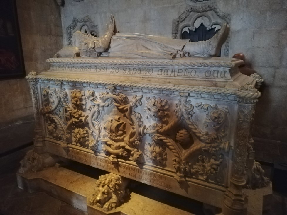 V Jeronýmském klášteře (Mosteiro dos Jerónimos) v Belému uvidíte náhrobky mořeplavce Vasca da Gamy (†55) nebo spisovatele Luíse Vaz de Camõese (†56).