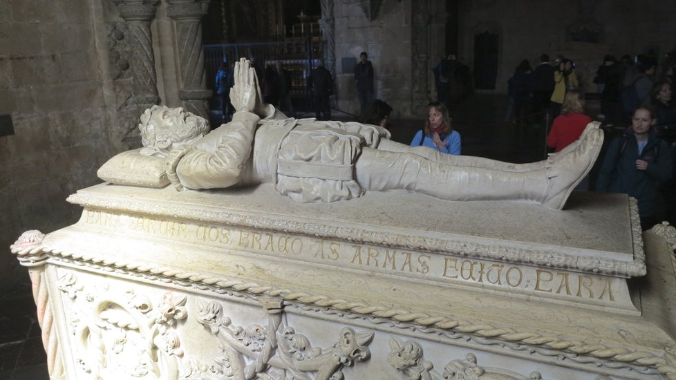 V Jeronýmském klášteře (Mosteiro dos Jerónimos) v Belému uvidíte náhrobky mořeplavce Vasca da Gamy (†55) nebo spisovatele Luíse Vaz de Camõese (†56).