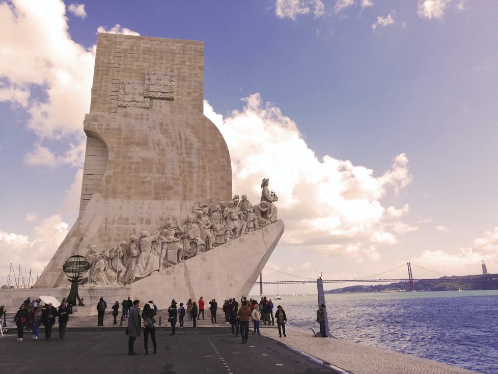 Třiatřicet portugalských osobností, mořeplavců, umělců i vědců, pod vedením Jindřicha Mořeplavce (†66) je součástí památníku v lisabonském Belému.
