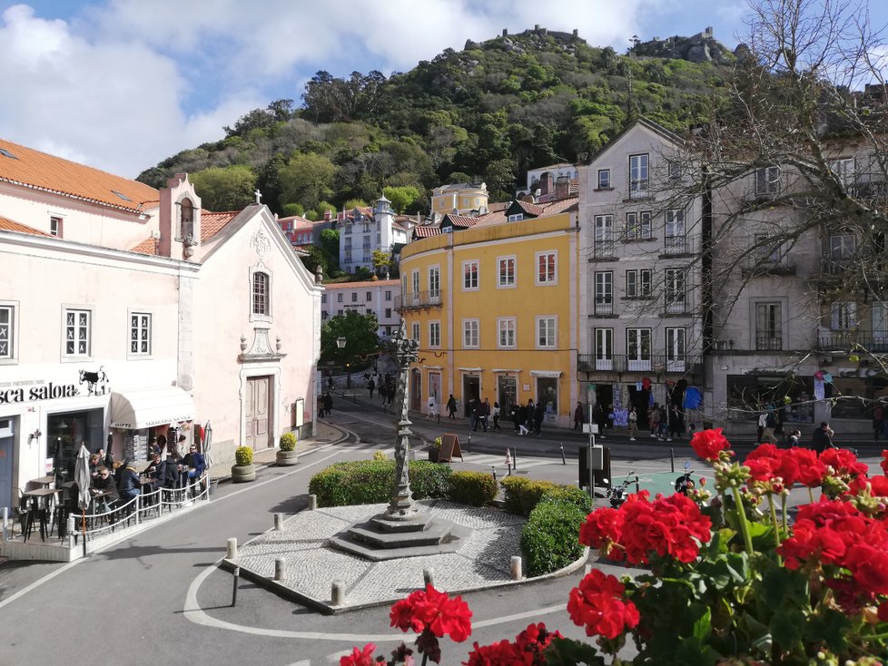 Krása keramických dlaždic na budovách, symbolů lodí na chodnících i zdobení lamp, to všechno jasně vypovídá, že jste v Portugalsku.