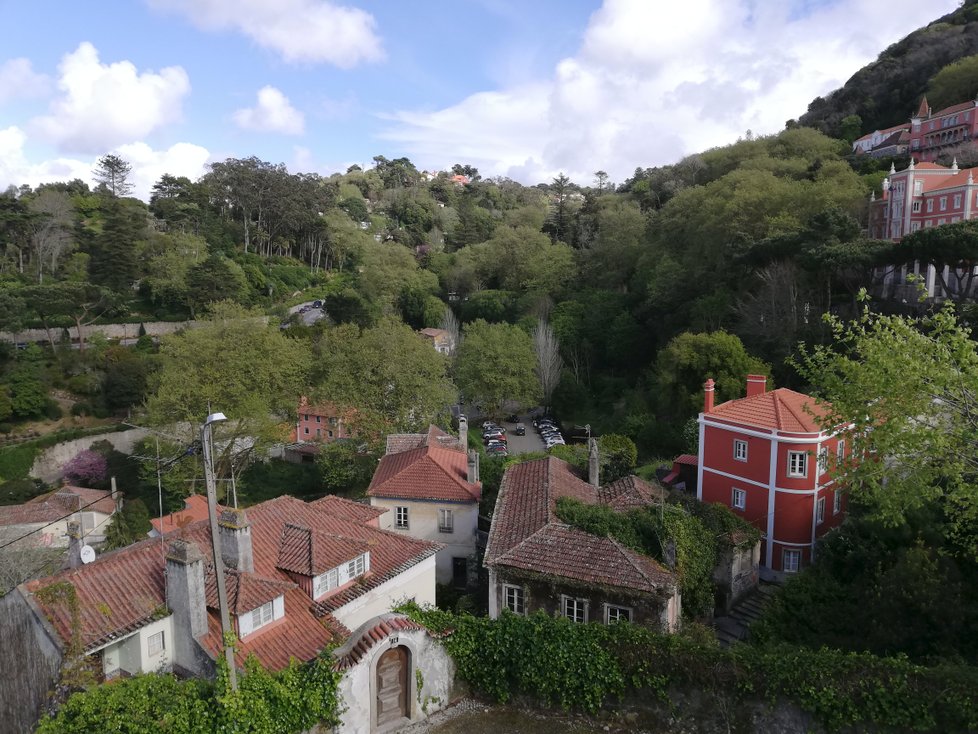 Krása keramických dlaždic na budovách, symbolů lodí na chodnících i zdobení lamp, to všechno jasně vypovídá, že jste v Portugalsku.