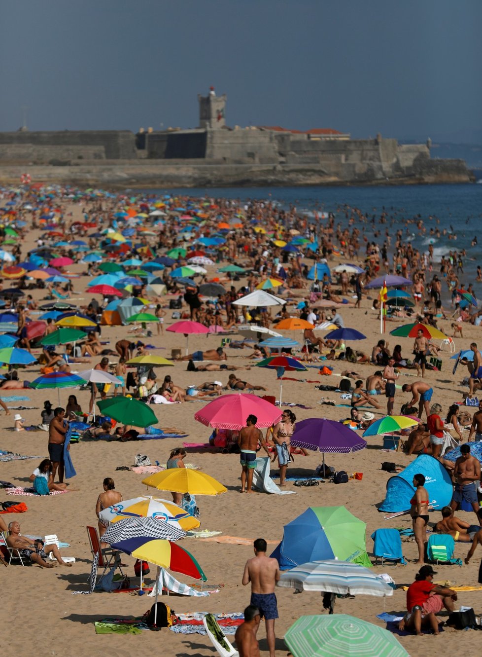 Pláž u Lisabonu v Portugalsku v době koronaviru (11. 7. 2020)