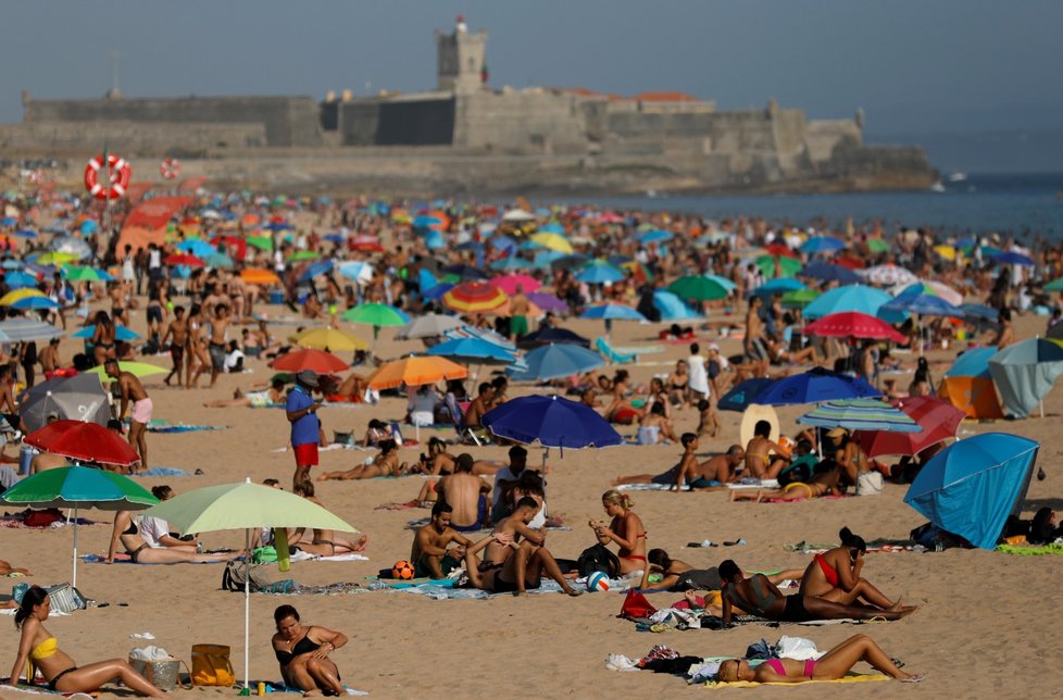 Pláž u Lisabonu v Portugalsku v době koronaviru (11. 7. 2020)