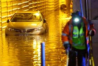 Šílené záplavy v Lisabonu: Voda odnášela i auta, žena (†55) zemřela uvězněná ve sklepě
