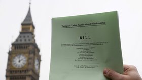 Britský parlament se nemůže shodnout, kdy aktivovat článek 50 Lisabonské smlouvy, kterým zahájí brexit.