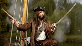 Pirát Jack Sparrow je v Praze! Hádejte, kdo se plaví po Vltavě