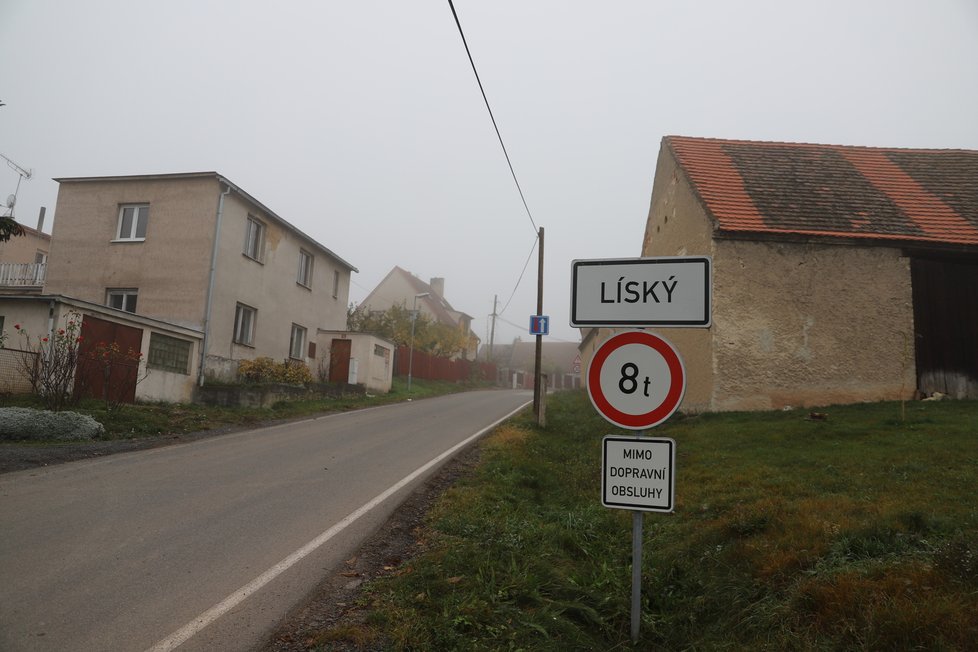 Líský je malá obec, bydlí v ní asi sto obyvatel. Rodinná tragédie všechny zasáhla.