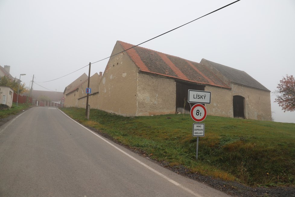 Líský je malá obec, bydlí v ní asi sto obyvatel. Rodinná tragédie všechny zasáhla.