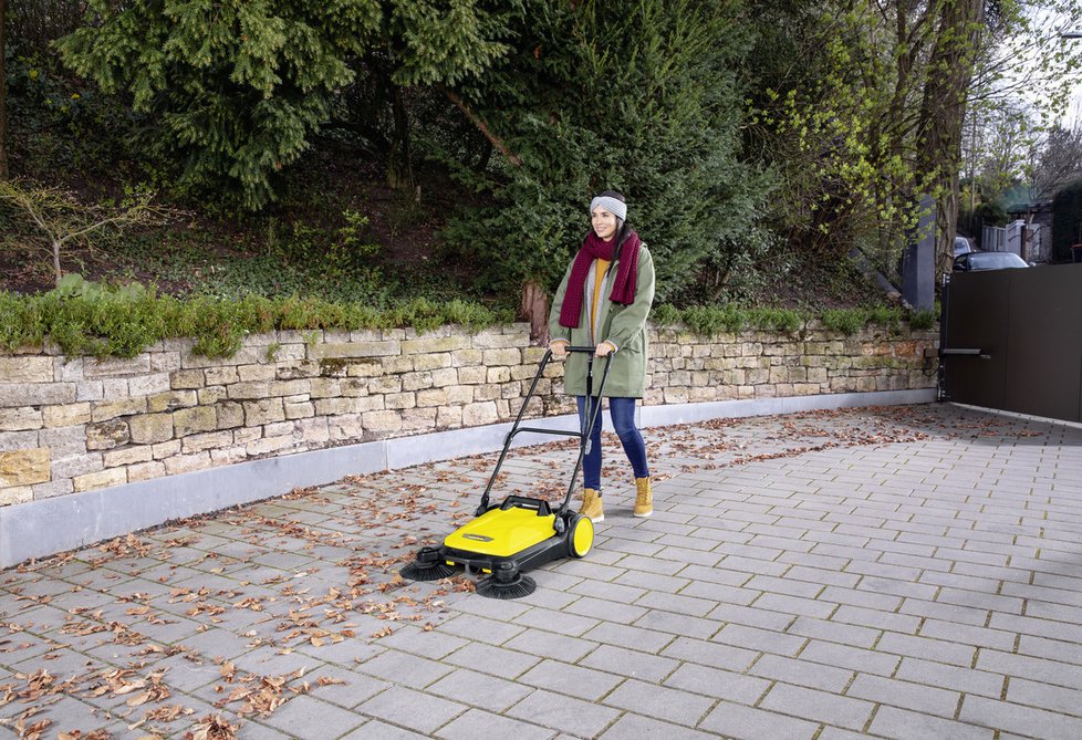 Efektivní a ergonomický zametač 2v1 S 4 Twin zajišťuje oslnivý vzhled po celém domě a zahradě v rekordním čase po celý rok, www.karcher.cz, ,4490 Kč