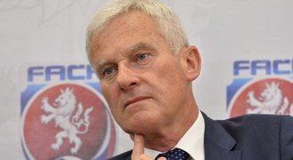 Listkiewicz skončil, novou komisi rozhodčích by mohl vést i Chovanec