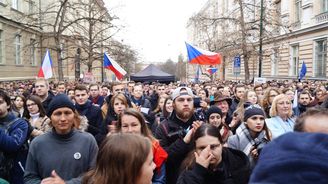 VIDEO: Lidé vyšli do ulic, připomněli si 17. listopad. Zazněla i slova o vlastizrádcích