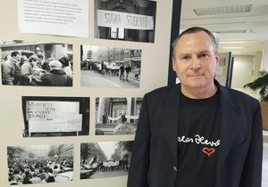 Primář Centrálních operačních sálů Fakultní nemocnice Brno neurochirurg Tomáš Svoboda u(51) představil své 30 let staré fotografie listopadu 1989 vůbec poprvé na veřejnosti.