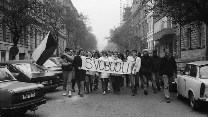 Zatímco v Brně již probíhaly v listopadu 1989 demonstrace za svobodu, v nedalekém Vyškově lidé revoluci nevěřili. Atmosféra listopadu 1989 zachycená fotoaparátem Tomáše Svobody. Průvod studentů vyšel od filozofické fakulty směrem k náměstí Svobody.