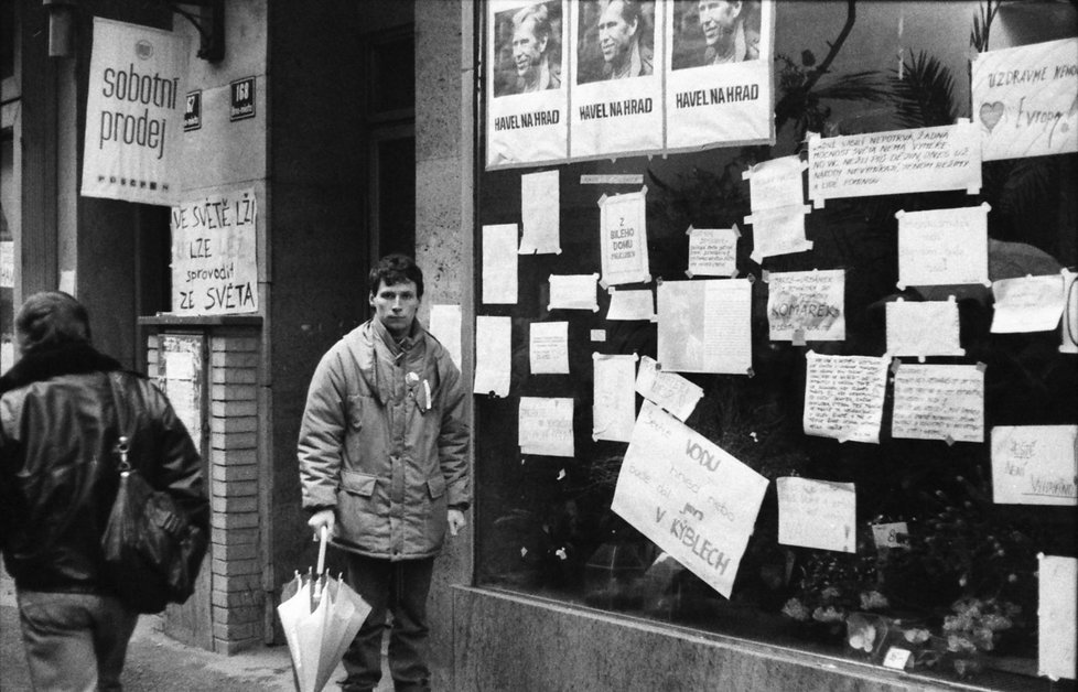Tomáš Svoboda coby jedenadvacetiletý medik na České ulici v listopadu 1989.